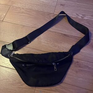 Black Fanny Pack 🖤
